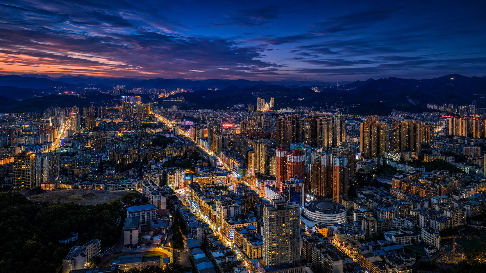 遵义城市夜景与家兴家政服务氛围