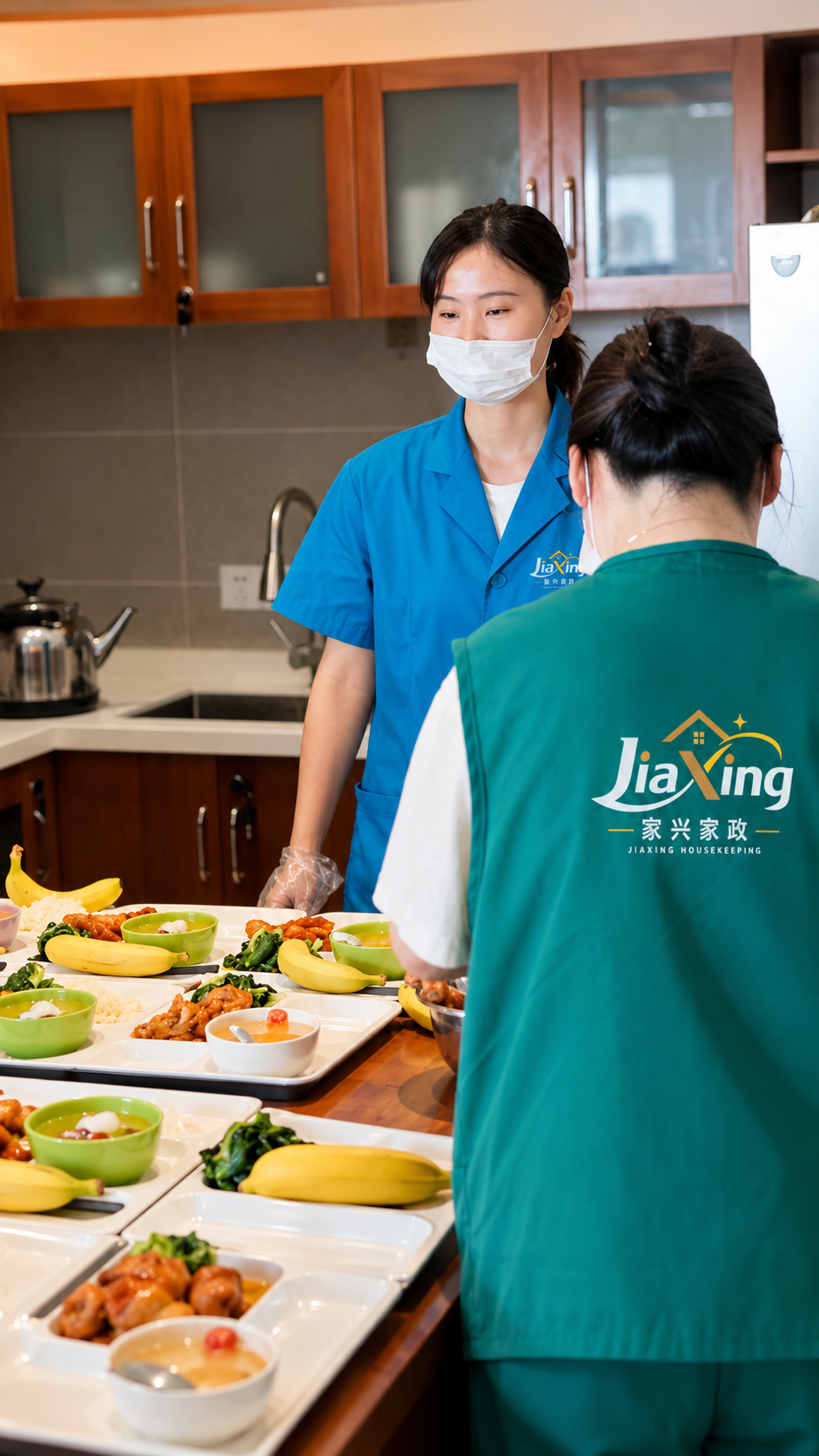 家兴照护团队进行长者餐食分配