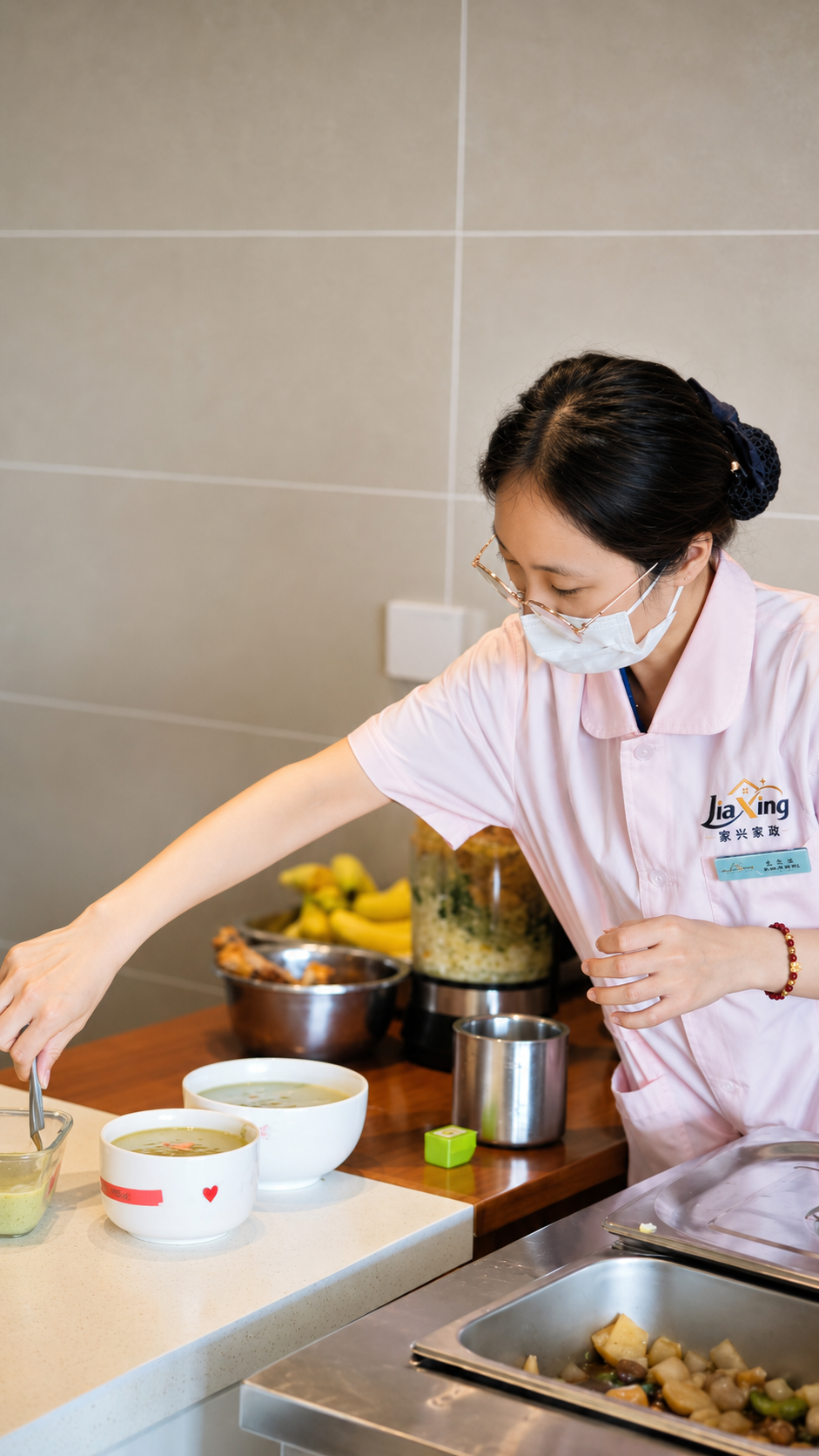 家兴照护师进行营养餐准备