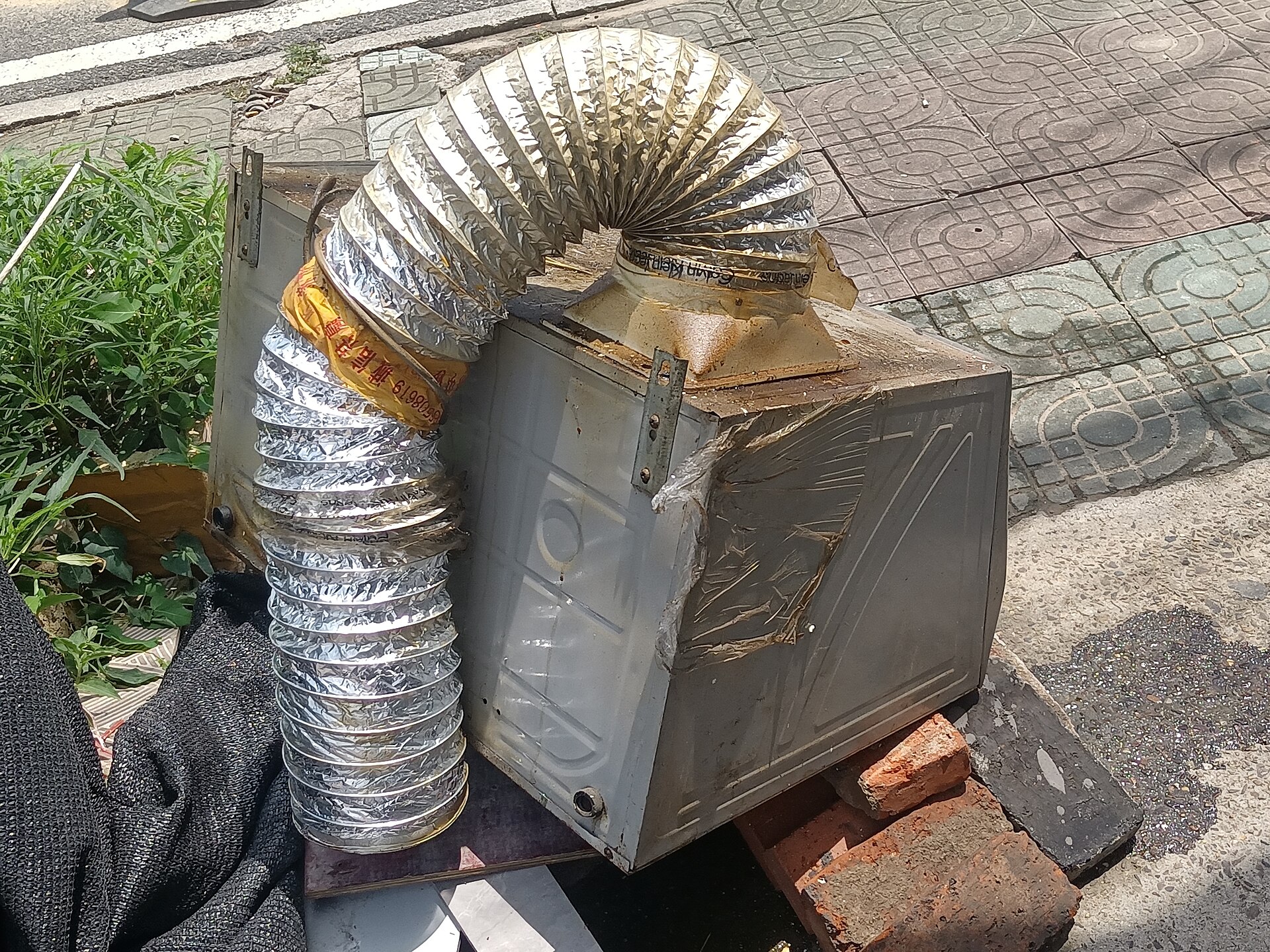 中国家庭抽油烟机排烟管清洗前检查