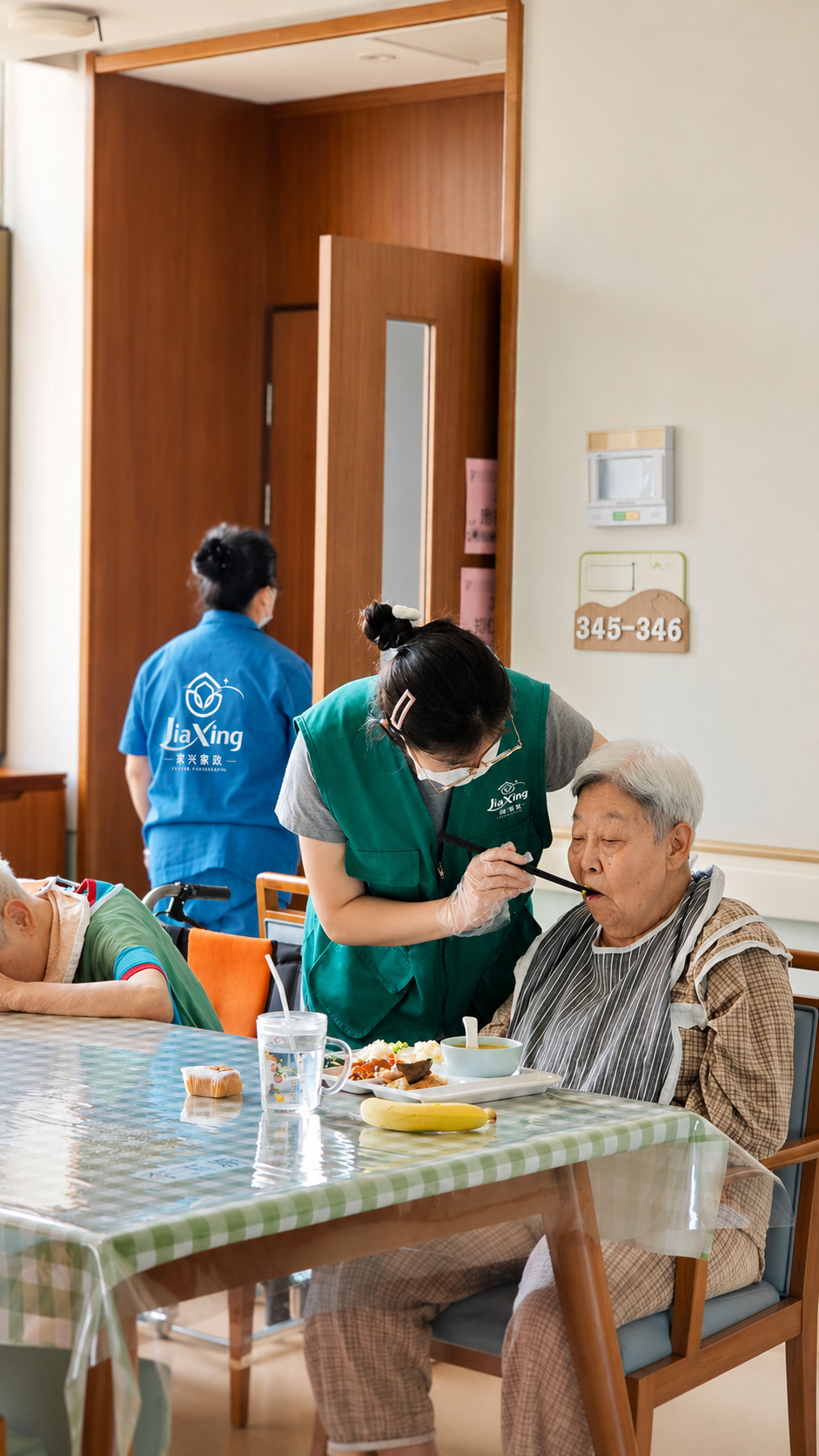 养老护理员在居家环境中陪伴长者